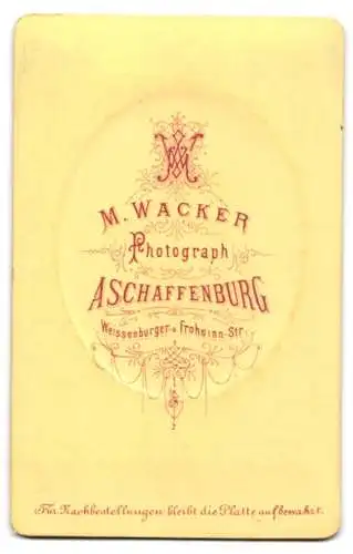 Fotografie M. Wacker, Aschaffenburg, junge Frau mit lockigen Haaren und Perlenkette