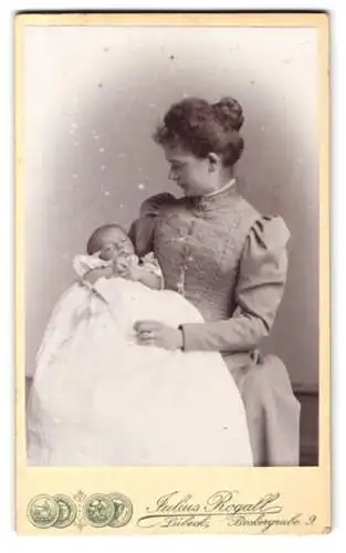 Fotografie Julius Rogall, Lübeck, junge Mutter mit ihrem Kind im Arm, Mutterglück