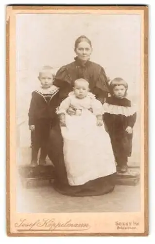 Fotografie Josef Köppelmann, Soest i. W., Grossmutter mit ihren drei Enkelkindern