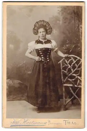 Fotografie Joh. Hartmann, Thal / St. Gallen, Schweizerin in Tracht Kleid mit Kopfschmuck