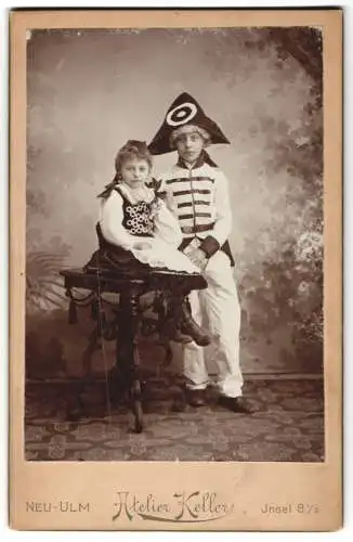 Fotografie Atelier Keller, Neu-Ulm, Bruder und Schwester im Kostüm zum Fasching, Rotkäppchen