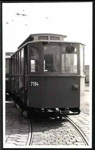 Fotografie unbekannter Fotograf, Ansicht Wien, Strassenbahn Triebwagen Nr. 7194 im Depot