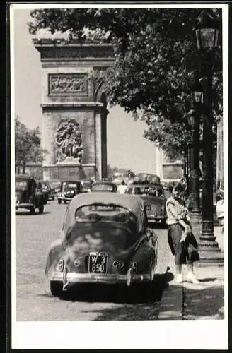 Fotografie unbekannter Fotograf, Ansicht Paris, Auto mit Kennzeichen Wien vor dem Triumphbogen Arc de Triomphe