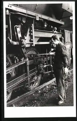 Fotografie österreichische Eisenbahn ÖBB, Eisenbahner schmiert Antriebsteile an Lokomotive - Dampflok Nr. 52.7061 ab