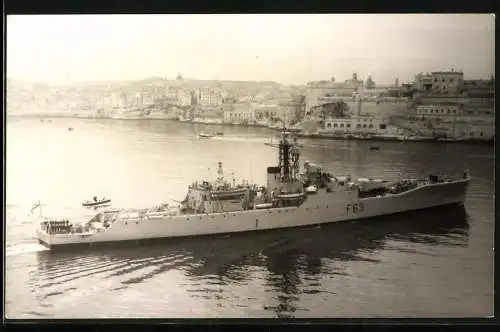 Fotografie Anthony & Joseph Pavia, Valetta, Ansicht Valetta / Malta, Kriegsschiff Fregatte F63 der Royal Navy