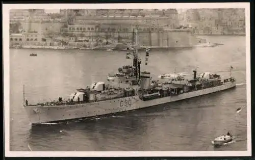 Fotografie unbekannter Fotograf, Ansicht Valetta / Malta, Kriegsschiff Zerstörer H.M.S. Cheviot D90 der Royal Navy