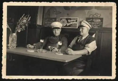 Fotografie unbekannter Fotograf, Ansicht Hamburg, Lieferfahrer der Elbschloss-Brauerei machen Pause in einer Kneipe