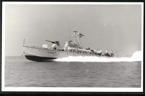 Fotografie Wright & Logan, Southsea, Kriegsschiff H.M.S. Gay Forester, Patrouillenboot P1052 der Royal Navy