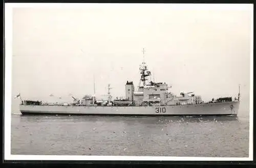 Fotografie Tom Molland, Plymouth, Kriegsschiff H.M.S. Outremont Kennung 310, Royal Navy