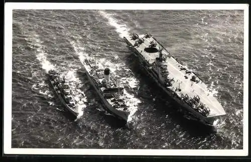 Fotografie Kriegsschiff H.M.S. Albion, Flugzeugträger der Royal Navy mit Begleitschiffen