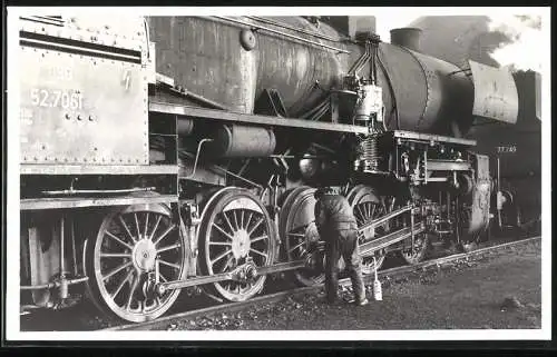 Fotografie ÖBB österreichische Eisenbahn, Dampflok, Lokomotive Nr. 52.7061 wird abgeschmiert