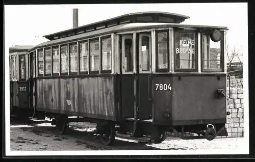 Fotografie unbekannter Fotograf, Ansicht Wien, Strassenbahn Waggon Nr. 7804, Aufschrift: Keine Bremse