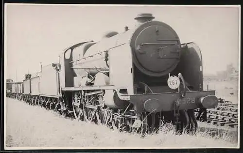 Fotografie britische Eisenbahn, Güterzug mit Dampflok, Tender-Lokomotive Nr. 2328