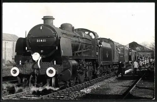 Fotografie John H. Meredith, Ansicht Gosport, Personenzug mit Dampflok, Tender-Lokomotive nr. 31411 im Bahnhof