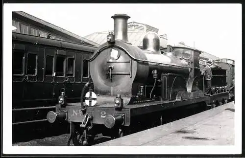 Fotografie britische Eisenbahn, Zug mit Dampflok, Tender-Lokomotive Nr. 2 & Lokführer im Bahnhof