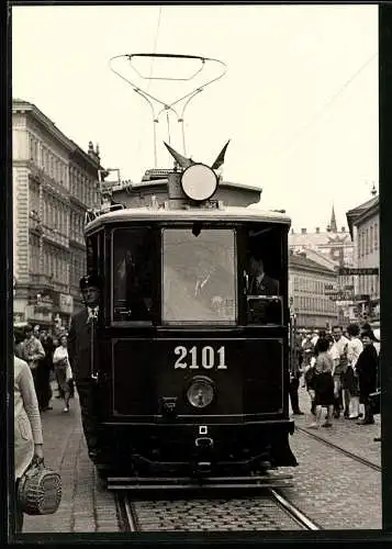 Fotografie unbekannter Fotograf, Ansicht Wien, Strassenbahn Triebwagen Nr. 2101