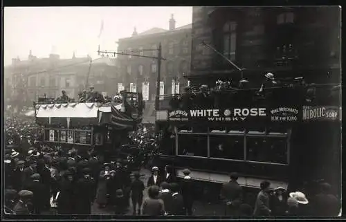 Fotografie R. B. Parr, Strassenbahn Doppeldecker-Triebwagen bei einer Parade in Gross Britannien