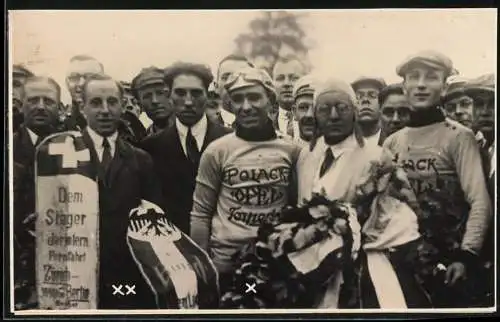 Fotografie Fahrradrennen Garabaty - Fahrt Zürich-Berlin, Siegerehrung mit Radrennfahrern vom Team Opel