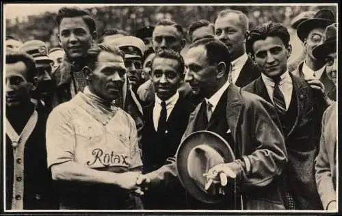 Fotografie Fahrrad-Rennen Garbaty Pokal Zürich - Berlin, Sport-Mäzen Garbaty gratuliert dem Sieger vom Rotax Team