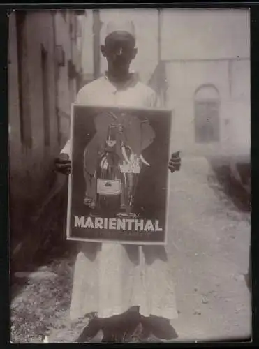 Fotografie Nordafrika, Mann hält Werbeschild Marienthal Lager-Bier, Elefant trinkt Bier