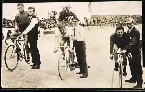 Fotografie unbekannter Fotograf, Ansicht Berlin, Radrennen auf der Olympiabahn, Radrennfahrer in Startposition