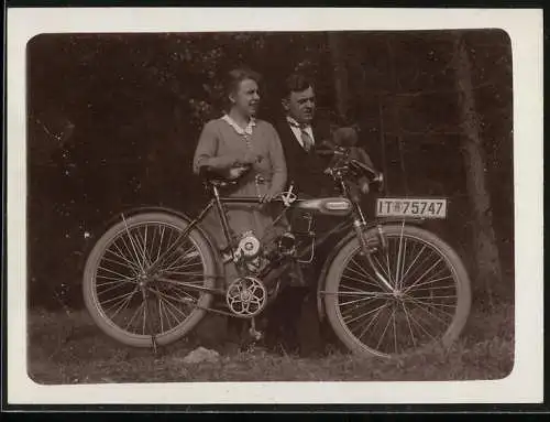 Fotografie Motorrad Hercules, LKrad mit Kennzeichen IT-75747, Mann mit Teddybär nebst Krad