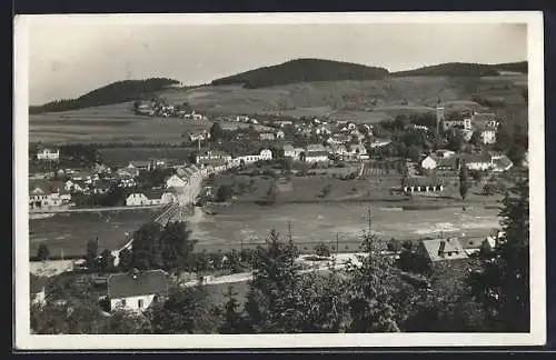 AK Sázava n. Sáz, Gesamtansicht mit Fluss und Bergpanorama aus der Vogelschau