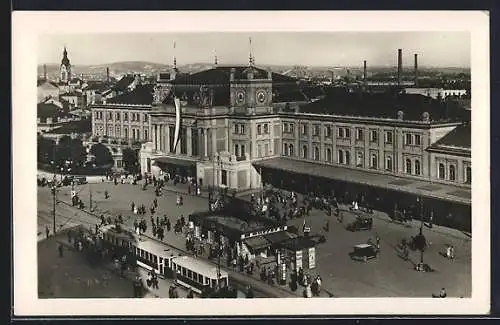 AK Brünn, Bahnhof mit Vorplatz, Gasthaus Buffet, Kiosk und Strassenbahn aus der Vogelschau