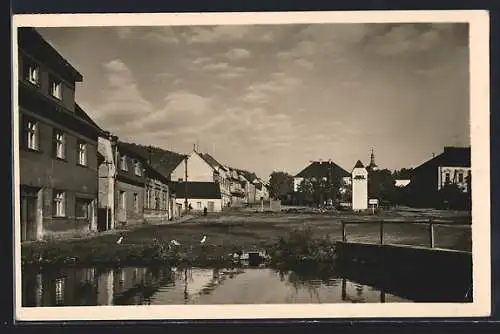 AK Lodenice /Okr. Beroun, Ortspartie mit Gewässer