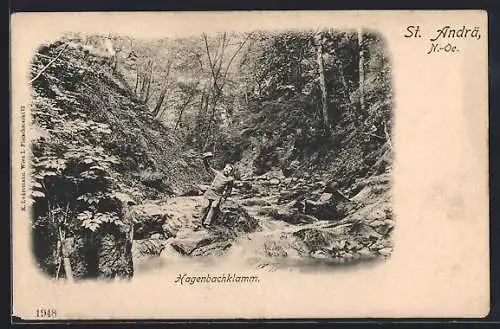 AK St. Andrä vor dem Hagenthale, Wanderer in der Hagenbachklamm