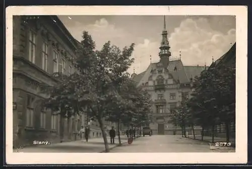 AK Slaný, Strassenpartie mit Passanten