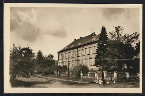 AK Zihle, Schulgebäude mit Kindern