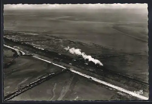 AK Sylt, Hindenburgdamm zur Insel Sylt mit Eisenbahn, Fliegeraufnahme