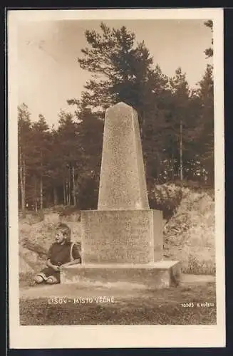 AK Lisov, Mädchen neben einem Denkmal sitzend