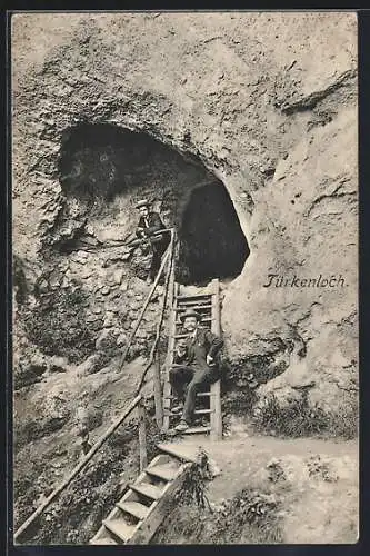 AK Türkenloch, Steinwandklamm, Wanderer am Eingang zur Höhle