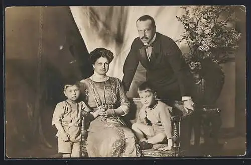 AK Eleonore und Ernst Ludwig von Hessen-Darmstadt mit ihren Kindern