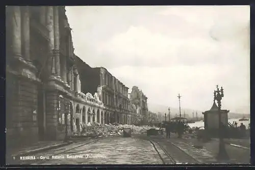 AK Messina, Corso Vittorio Emanuele, Strassenpartie mit zerstörten Häusern nach Erdbeben