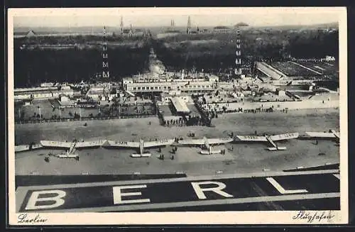 AK Berlin, Flughafen, Flugzeuge vor dem Gebäude