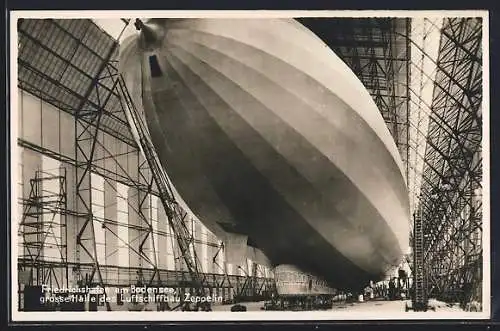 AK Friedrichshafen am Bodensee, Luftschiff LZ 127 Graf Zeppelin in der grossen Halle am Boden