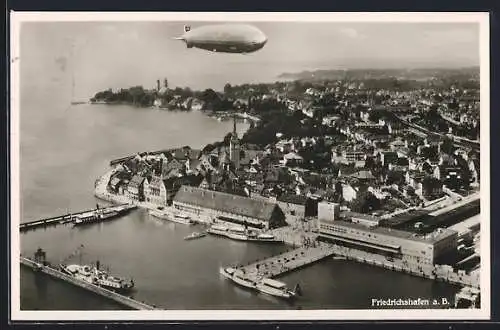 AK Friedrichshafen a.B., Zeppelin in Fahrt über der Stadt