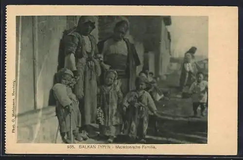 AK Balkan Typen, mazedonische Familie in Landestracht