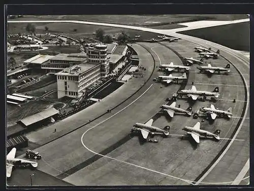 AK Zürich, Flughafen Kloten, Flughafengebäude und Flugzeuge auf dem Rollfeld