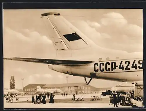 AK Berlin-Schönefeld, Passagierflugzeug Leitwerk einer Tupolew Tu-104 der Aeroflot am Flughafen-Abfertigungszentrum