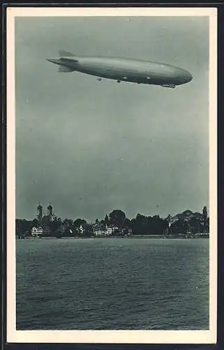 AK Friedrichshafen, Zeppelin-Luftschiff über der Stadt