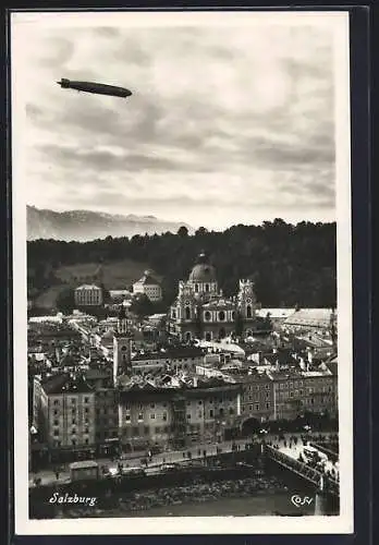 AK Salzburg, Zeppelin über der Stadt, gesehen vom Kapuzinerberg