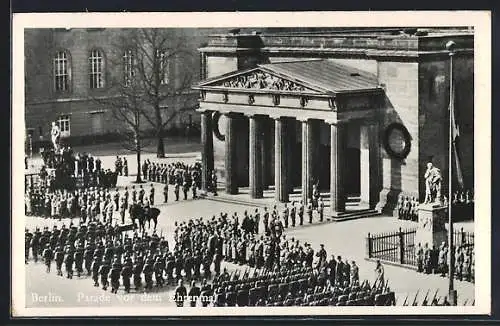 AK Berlin, Parade vor dem Ehrenmal, Unter den Linden