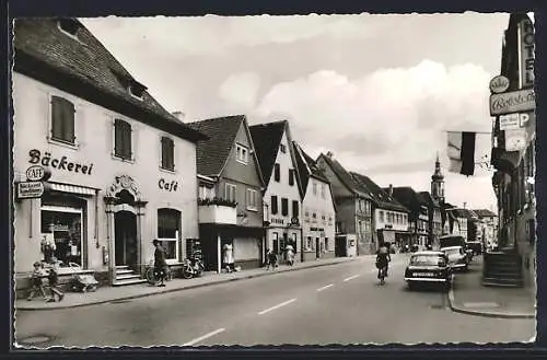 AK Herbolzheim / Breisgau, Hauptstrasse mit Bäckerei und Cafe, Hotel, Schuhgeschäfte, Passanten