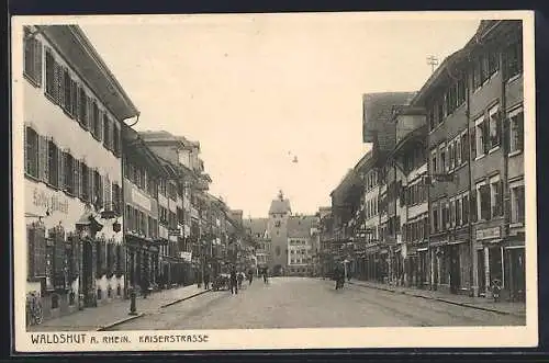 AK Waldshut / Rhein, Kaiserstrasse mit Passanten und Cafe Albrecht