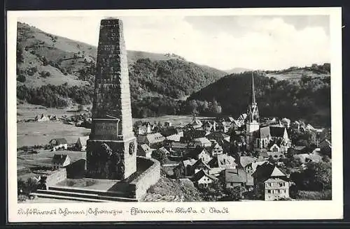 AK Schönau / Schwarzwald, Das Schlageter-Denkmal mit Ortsansicht