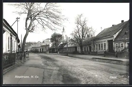 AK Hausbrunn, Strassenansicht mit Blick zur Kirche